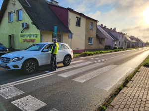 Policjant sprawdza stan trzeźwości kierującego