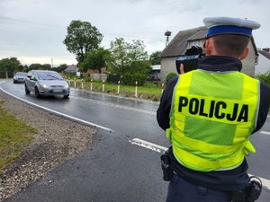 Policjant mierzy prędkość pojazdów