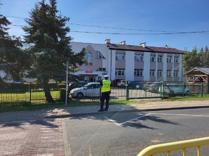 policjant czuwa nad bezpieczeństwem uczestników ruchu