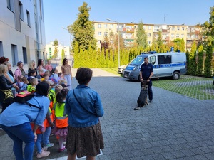 policjant pokazuje dzieciom pokaz tresury psa