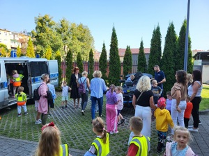 policjant pokazuje dzieciom policyjny sprzęt