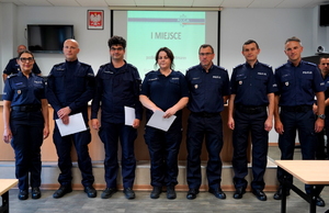 policjanci pozują do pamiątkowego zdjęcia