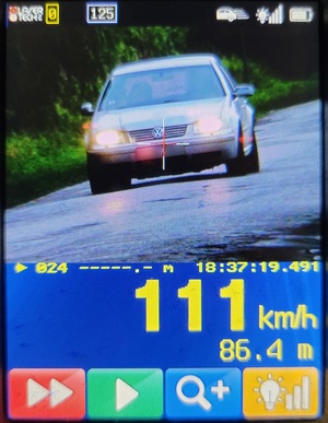 pojazd porusza się z prędkością 111 km/h