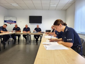 policjanci piszą test wiedzy