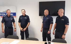 policjanci pozują do zdjęcia