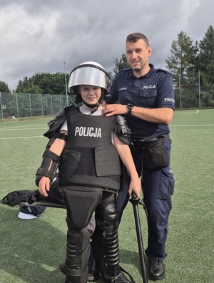 policjant i dziecko pozują do zdjęcia