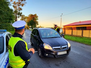 policjant kontroluje trzeźwość kierowców