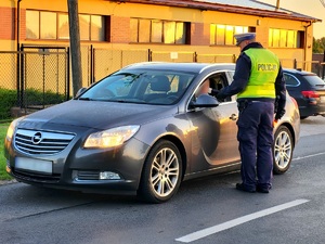 policjant kontroluje trzeźwość kierowców