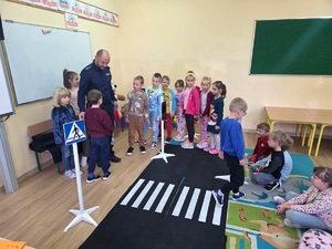 policjant prowadzi zajęcia w szkole