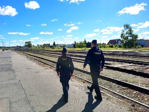 policjanci kontrolują obszary kolejowe