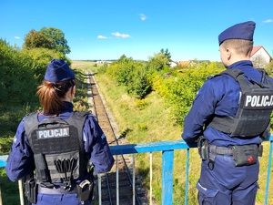policjanci kontrolują obszary kolejowe