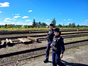policjanci kontrolują obszary kolejowe