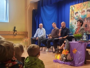 policjant czyta dzieciom bajkę