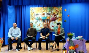 osoby siedzą na krzesłach