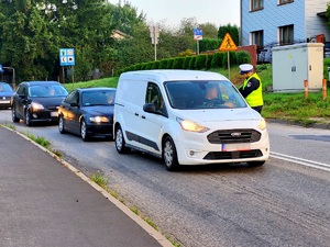 policjant kontroluje trzeźwość kierowców