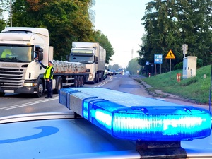 policjant kontroluje trzeźwość kierowców