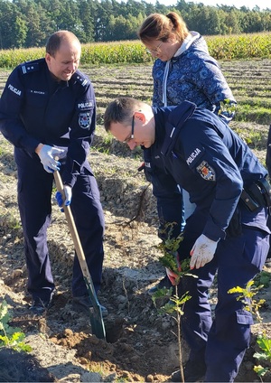 na zdjęciu widać dwóch policjantów i kobietę