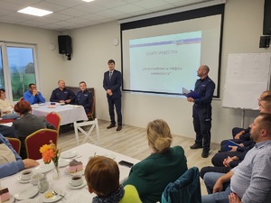 na zdjęciu widać policjantów i siedzących ludzi