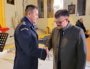 mężczyźni podają sobie ręce