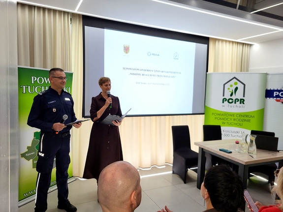 osoby uczestniczą w konferencji