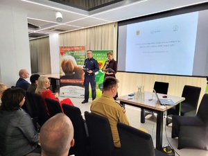 osoby uczestniczą w konferencji