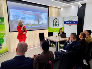 osoby uczestniczą w konferencji