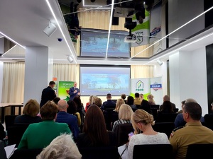 osoby uczestniczą w konferencji
