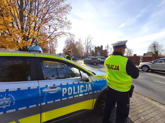 policjanci czuwają nad bezpieczeństwem uczestników ruchu