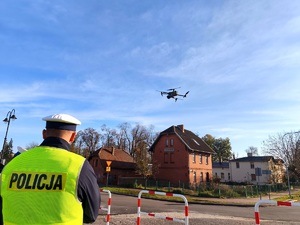 policjant obserwuje drona
