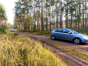 pojazdy poruszają się po drodze