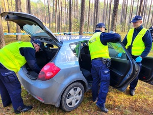policjanci kontrolują pojazd