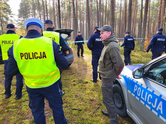 policjanci wykonują czynności