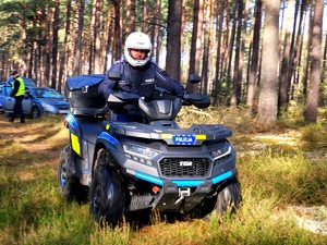 policjant jedzie quadem