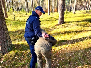 policjant prowadzi mężczyznę
