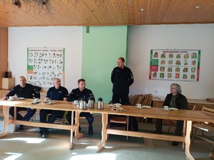 osoby siedzą przy stole