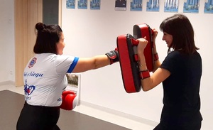 kobiety ćwiczą samoobronę