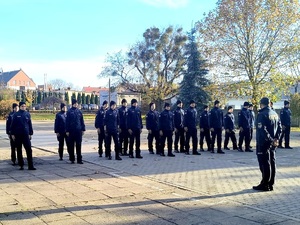 uczniowie klasy mundurowej ćwiczą musztrę