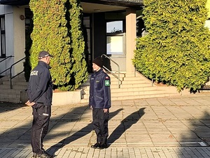 uczniowie klasy mundurowej ćwiczą musztrę