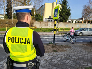policjant czuwa nad bezpieczeństwem niechronionych uczestników ruchu