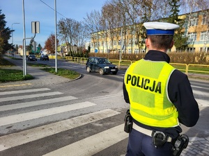 policjant czuwa nad bezpieczeństwem niechronionych uczestników ruchu