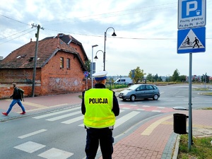 policjant czuwa nad bezpieczeństwem niechronionych uczestników ruchu