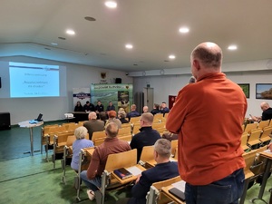 mieszkańcy debatują z policjantami