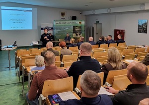 mieszkańcy debatują z policjantami