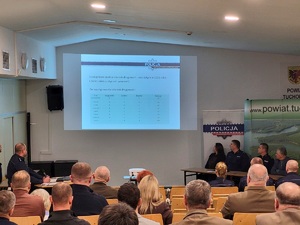 mieszkańcy debatują z policjantami