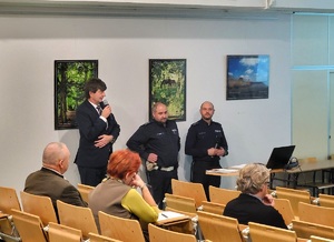 mieszkańcy debatują z policjantami