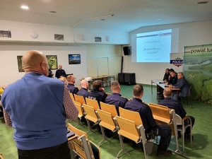 mieszkańcy debatują z policjantami