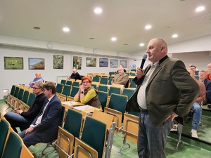 mieszkańcy debatują z policjantami