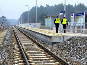funkcjonariusze patrolują obszary kolejowe