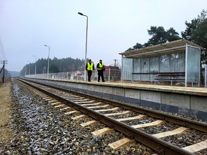funkcjonariusze patrolują obszary kolejowe
