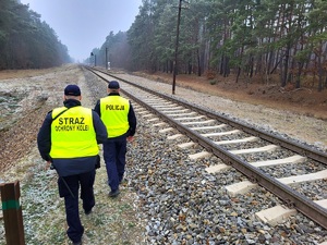 funkcjonariusze patrolują obszary kolejowe